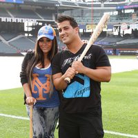 Snooki, embarazada de su primer hijo, y Jionni LaValle en un partido de béisbol