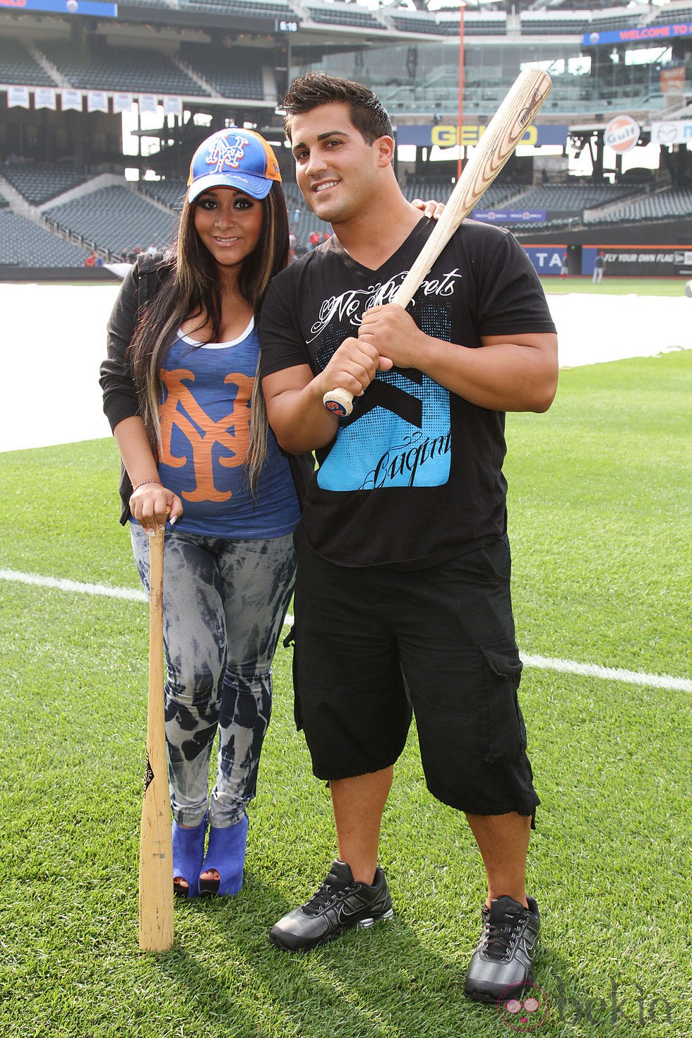 Snooki, embarazada de su primer hijo, y Jionni LaValle en un partido de béisbol