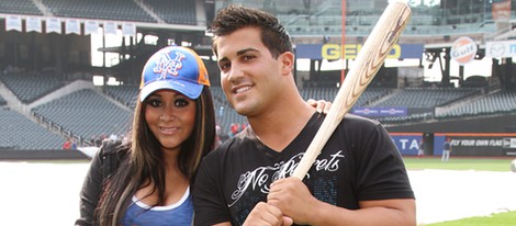 Snooki, embarazada de su primer hijo, y Jionni LaValle en un partido de béisbol