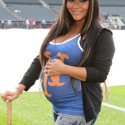 Snooki luce embarazo en un partido de béisbol