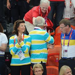 Los Reyes de Suecia saludan a la Reina de Dinamarca en Londres 2012