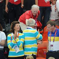 Los Reyes de Suecia saludan a la Reina de Dinamarca en Londres 2012