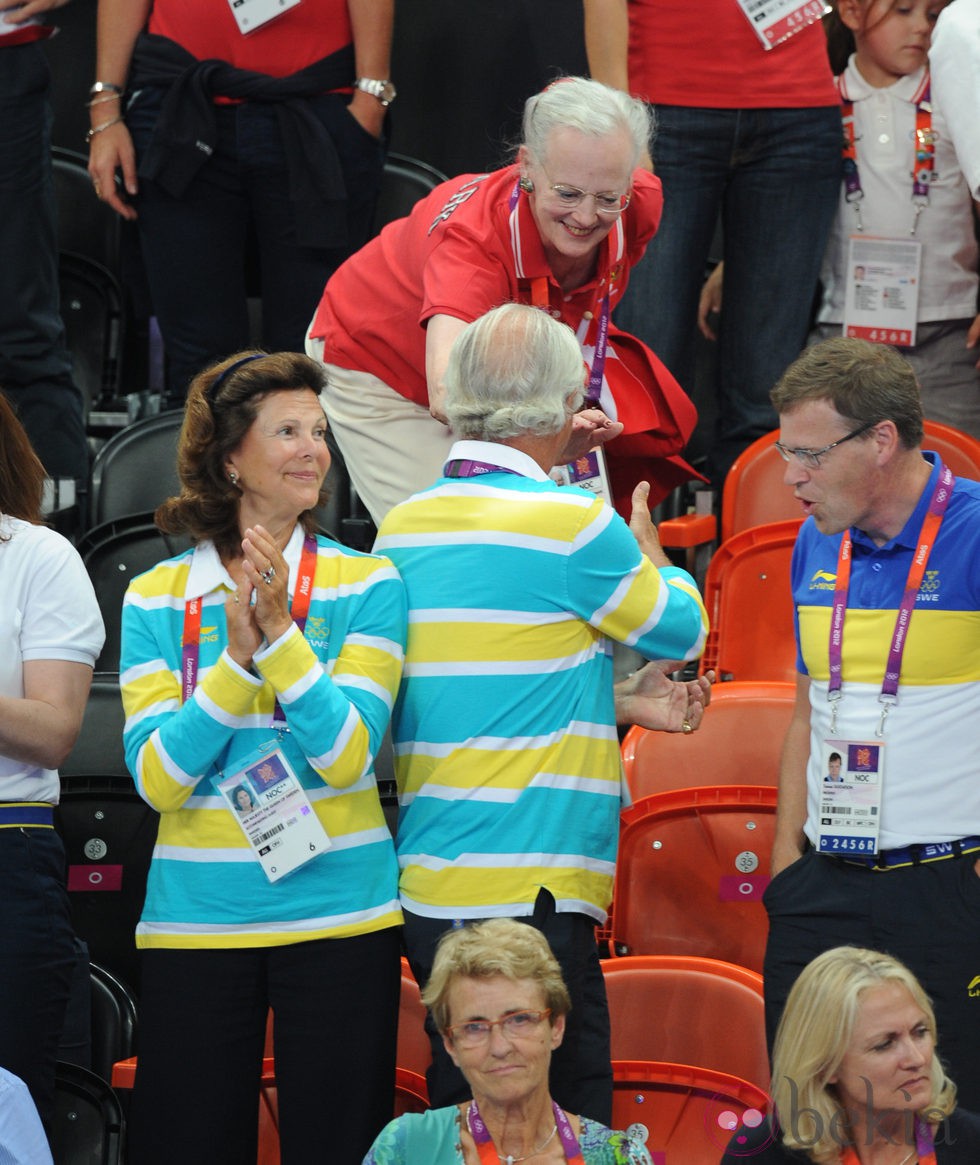 Los Reyes de Suecia saludan a la Reina de Dinamarca en Londres 2012