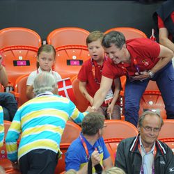 Los Reyes de Suecia saludan a los Príncipes Federico y Mary de Dinamarca en Londres 2012