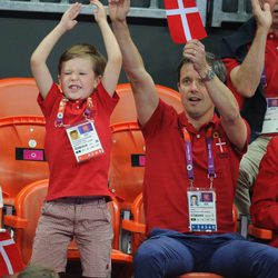 Christian y Federico de Dinamarca animan con una bandera en Londres 2012