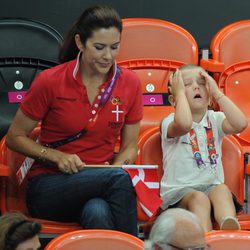 Mary de Dinamarca y la Princesa Isabel en un partido de balonmano en Londres 2012