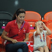 Mary de Dinamarca y la Princesa Isabel en un partido de balonmano en Londres 2012