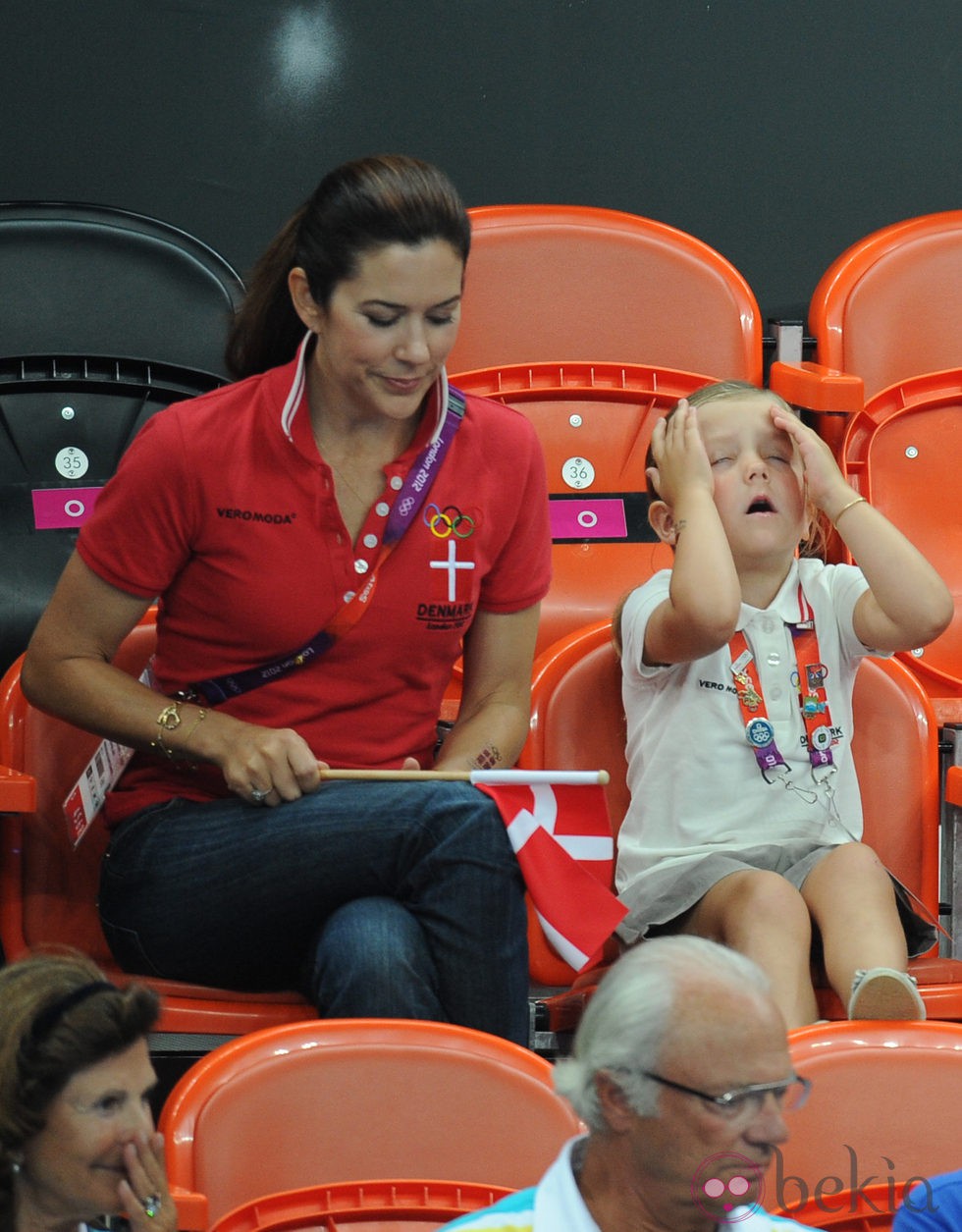 Mary de Dinamarca y la Princesa Isabel en un partido de balonmano en Londres 2012