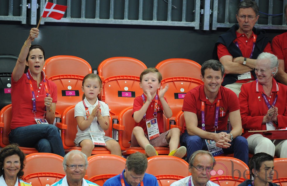 La Reina de Dinamarca, los Príncipes Federico y Mary y sus hijos en Londres 2012