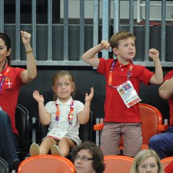 Federico y Mary de Dinamarca y sus hijos Christian e Isabel viendo balonmano en Londres 2012