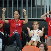 Federico y Mary de Dinamarca y sus hijos Christian e Isabel viendo balonmano en Londres 2012