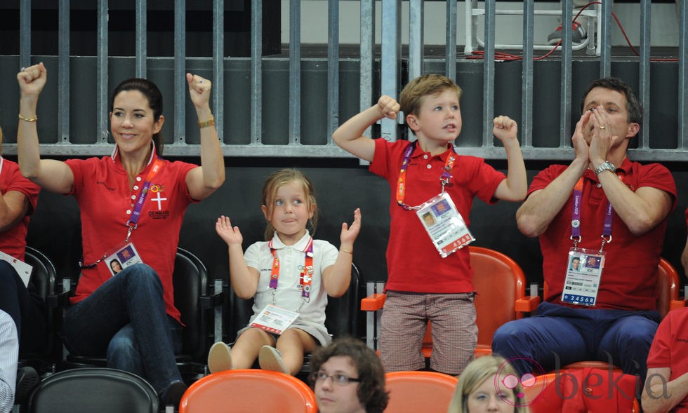 Federico y Mary de Dinamarca y sus hijos Christian e Isabel viendo balonmano en Londres 2012