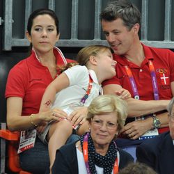 La Princesa Isabel muy cariñosa con Federico de Dinamarca en Londres 2012