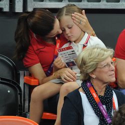 Mary de Dinamarca consuela a su hija Isabel en Londres 2012