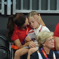 Mary de Dinamarca consuela a su hija Isabel en Londres 2012