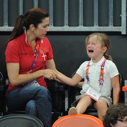 La Princesa Isabel llora desconsolada ante Mary de Dinamarca en Londres 2012