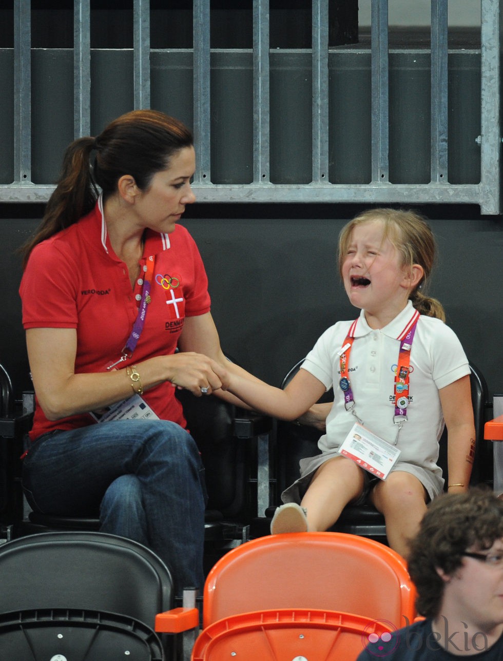 La Princesa Isabel llora desconsolada ante Mary de Dinamarca en Londres 2012