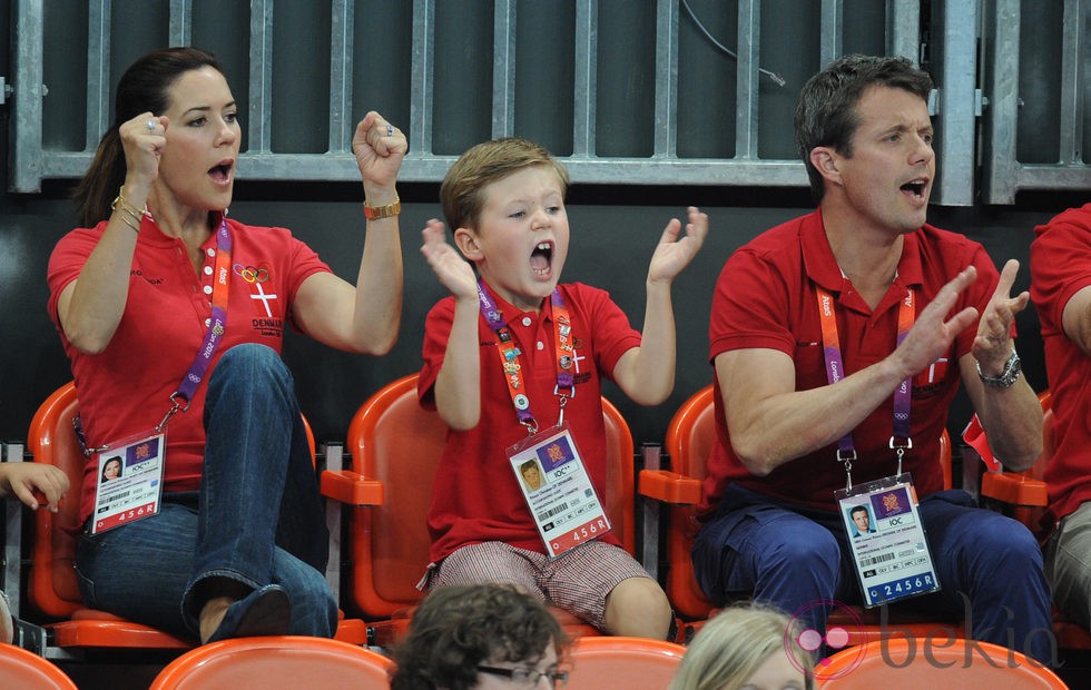 Los Príncipes Federico, Mary y Christian animando a Dinamarca en Londres 2012