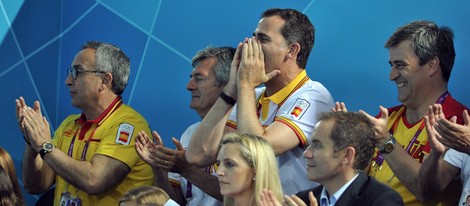 El Príncipe Felipe grita para animar a las chicas de waterpolo en Londres 2012