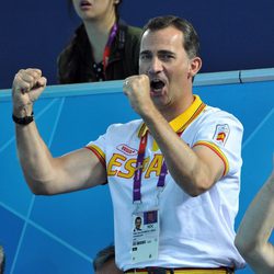 El Príncipe de Asturias celebra un gol del waterpolo femenino español en Londres 2012