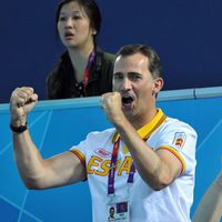 El Príncipe de Asturias celebra un gol del waterpolo femenino español en Londres 2012