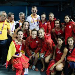 El Príncipe Felipe con la selección femenina de waterpolo de España en Londres 2012