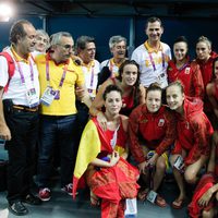 El Príncipe Felipe con la selección femenina de waterpolo de España en Londres 2012