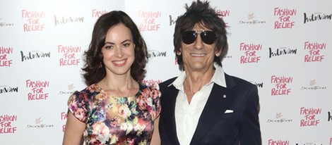 Ronnie Wood y Sally Humphreys en la cena benéfica Fashion for Relief 