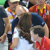 Alberto de Mónaco besa a Kate Middleton en Londres 2012