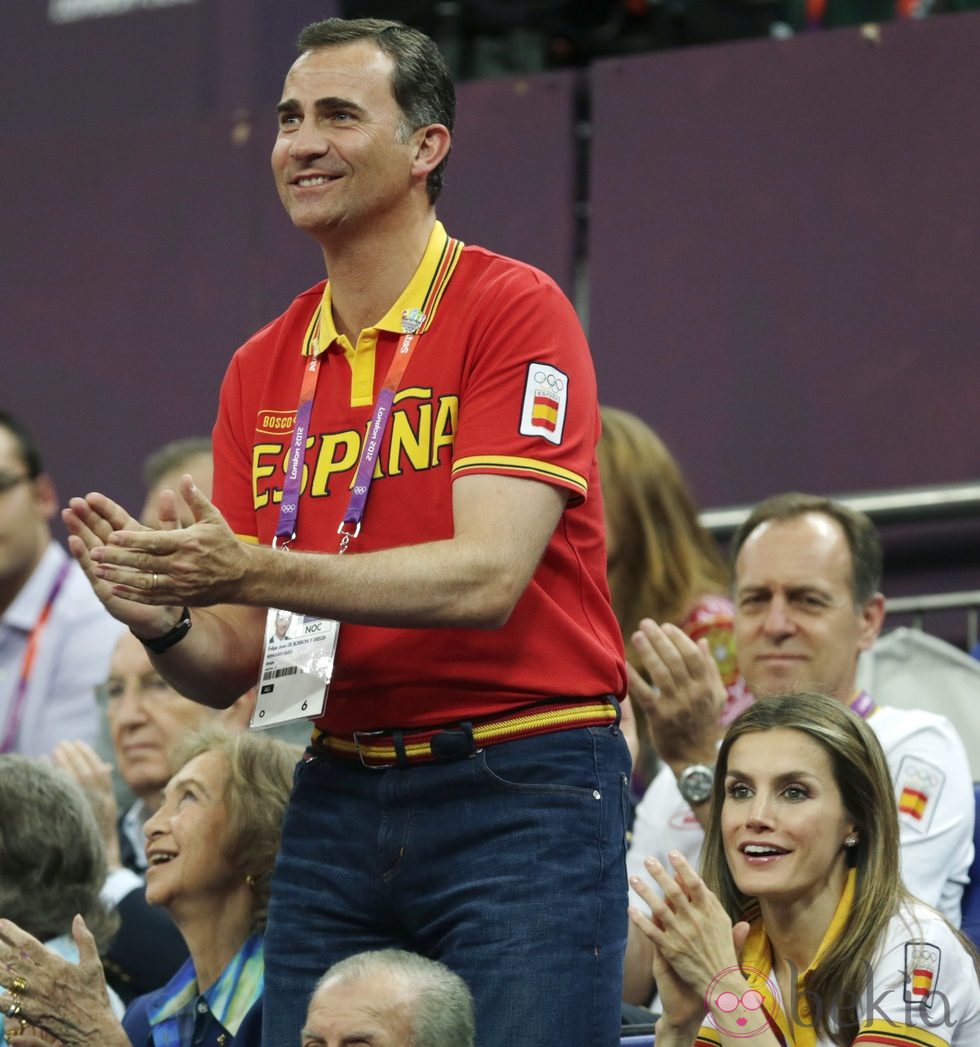 La Reina Sofía y los Príncipes Felipe y Letizia animan a la Selección de Baloncesto en Londres 2012