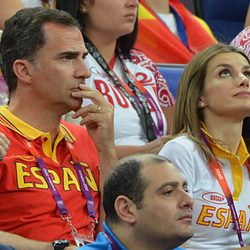 Los Príncipes Felipe y Letizia en el España-Rusia de baloncesto en Londres 2012