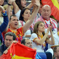 Los Príncipes Felipe y Letizan animan a la Selección Española de Baloncesto en Londres 2012