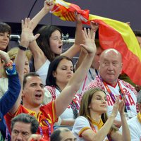 Los Príncipes Felipe y Letizan animan a la Selección Española de Baloncesto en Londres 2012