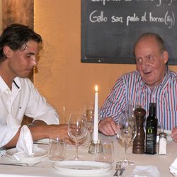 El Rey Juan Carlos conversa con Rafa Nadal durante una cena