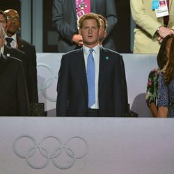 Jacques Rogge, el Príncipe Harry y Kate Middleton en la clausura de los Juegos Olímpicos