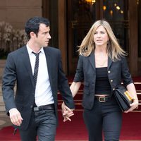 Jennifer Aniston y Justin Theroux pasean cogidos de la mano