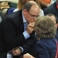 Alberto de Mónaco saluda a la Reina Sofía en la final de baloncesto de Londres 2012