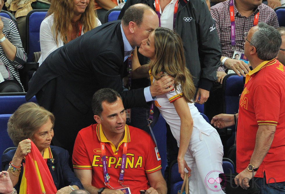 Alberto de Mónaco besa a la Princesa Letizia en la final de baloncesto de Londres 2012