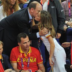 Alberto de Mónaco besa a la Princesa Letizia en la final de baloncesto de Londres 2012