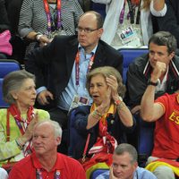 Irene de Grecia, la Reina Sofía y los Príncipes de Asturias en la final de baloncesto en Londres 2012