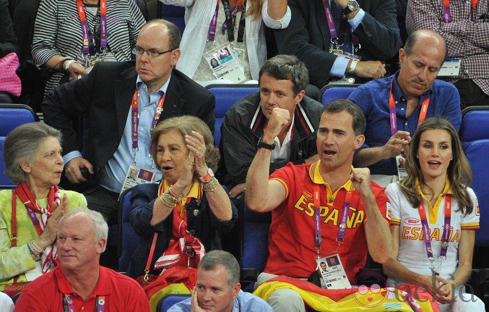 Irene de Grecia, la Reina Sofía y los Príncipes de Asturias en la final de baloncesto en Londres 2012