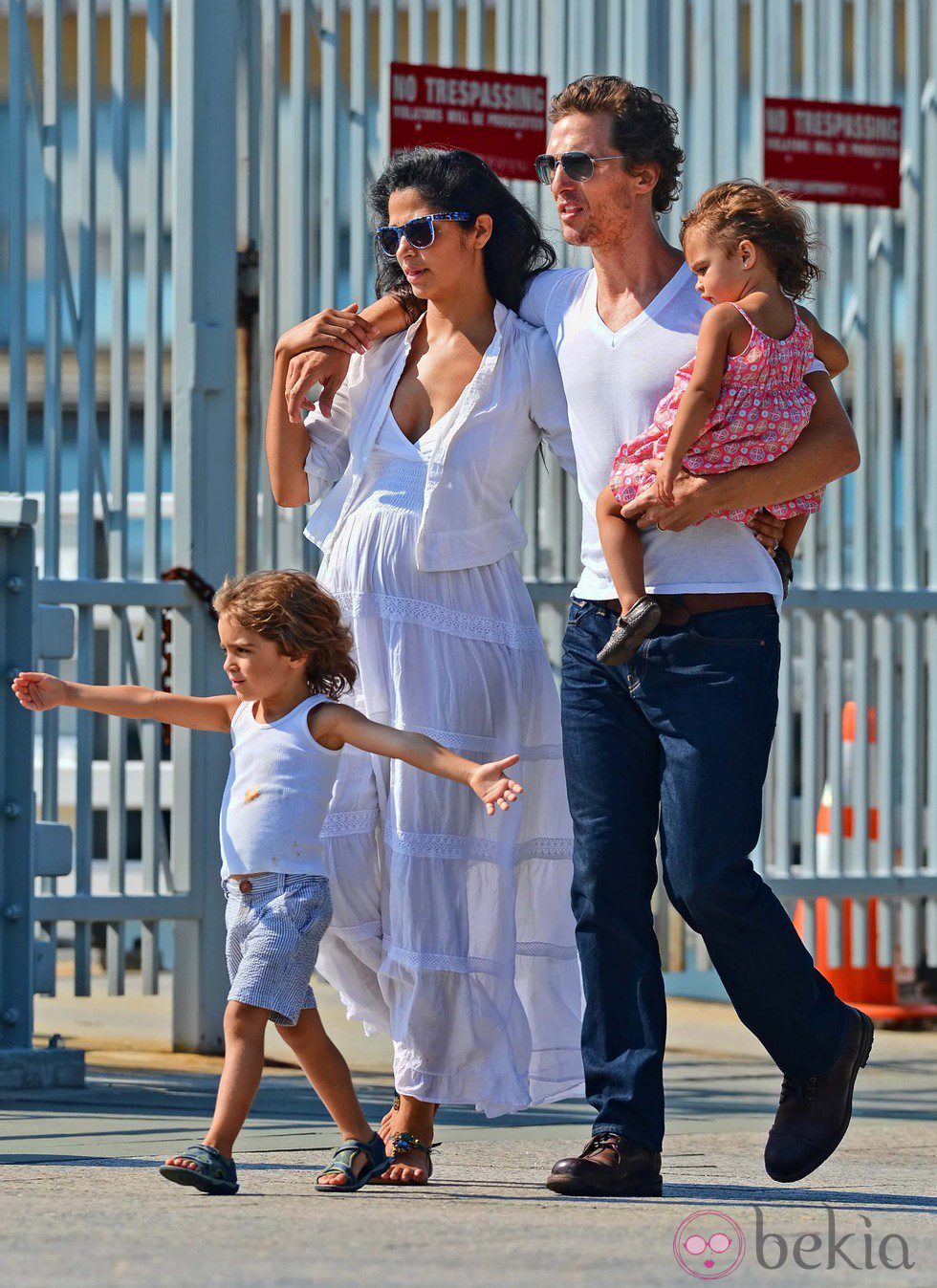 Camila Alves pasea su embarazo junto a Matthew McConaughey y sus hijos por Nueva York