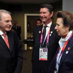 La Princesa Ana y Sir Timothy Laurence con Jacques Rogge en la clausura de Londres 2012