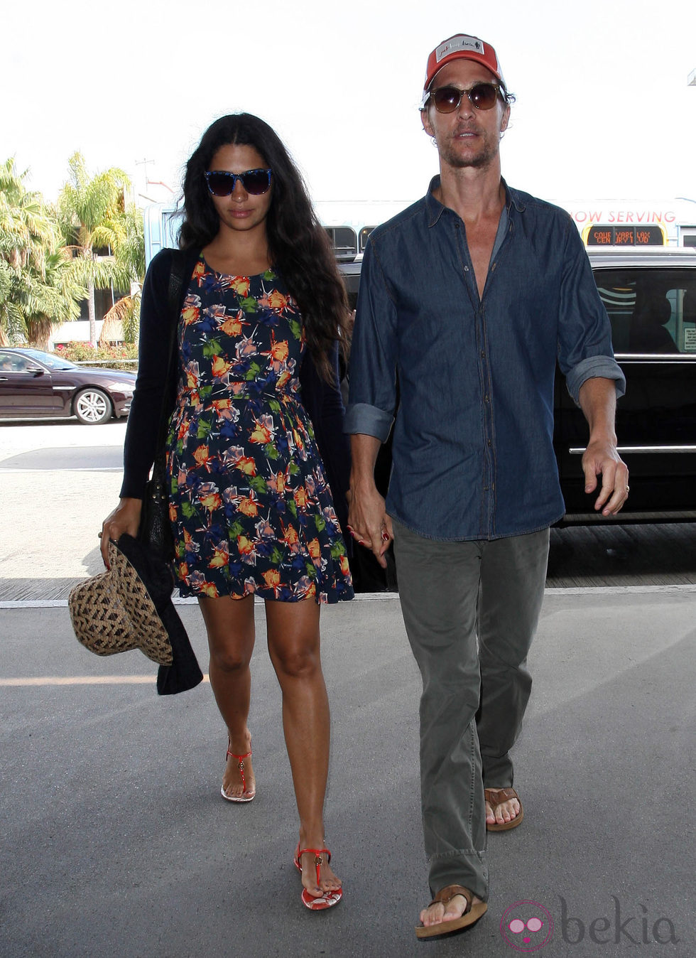 Camila Alves pasea su embarazo por el aeropuerto de Los Ángeles con Matthew McConaughey