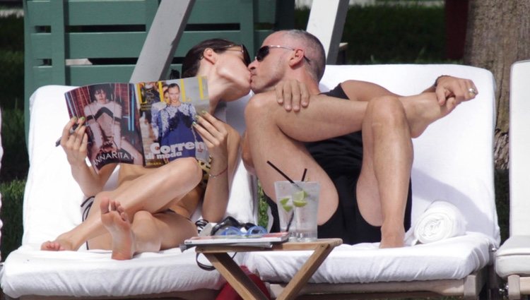 Eros Ramazzotti y su novia Marica Pellegrini en la piscina Miami