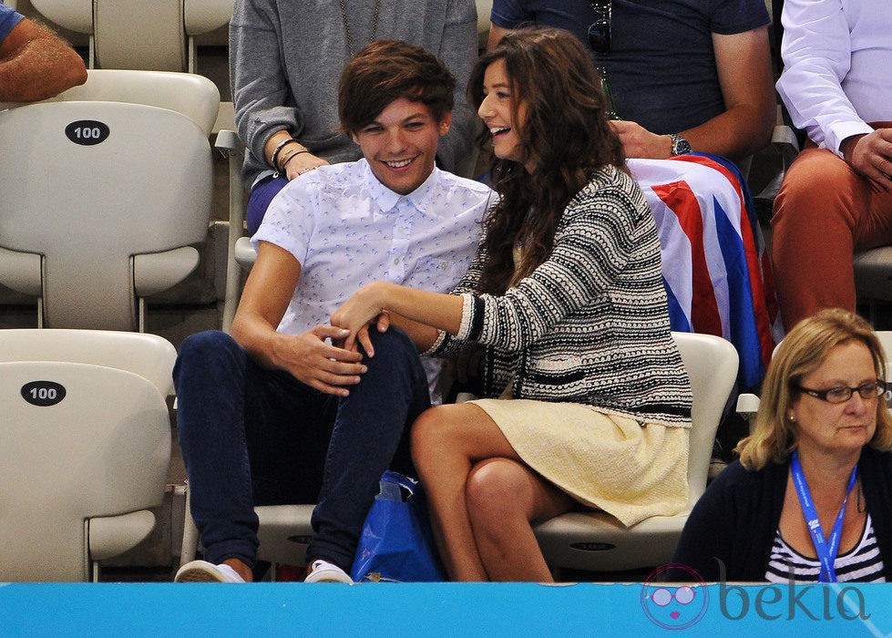 Louis Tomlinson y su novia Eleanor Calder en las gradas viendo a Tom Daley