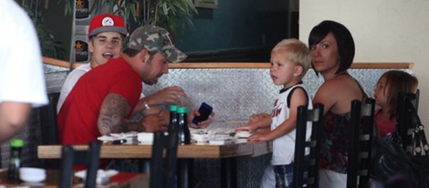 Justin Bieber comiento con su familia en Los Ángeles