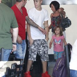 Justin Bieber con su padre y hermanos en Los Ángeles