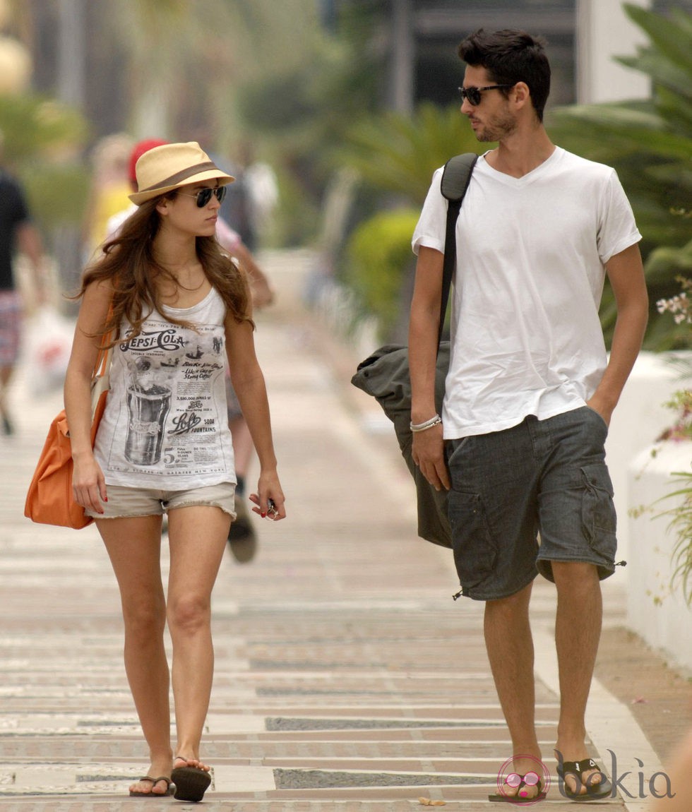 Ana Fernández y Santiago Trancho pasean por las calles de Marbella