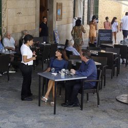 El Primer Ministro Británico y su esposa son atendidos en una terraza de Mallorca